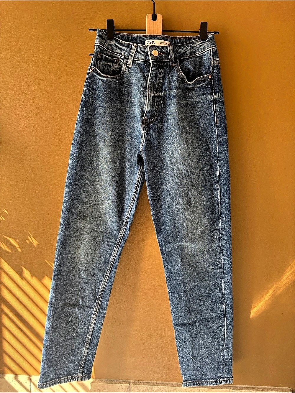 Zara Straight Leg Jeans in Blue Size 2 Like New